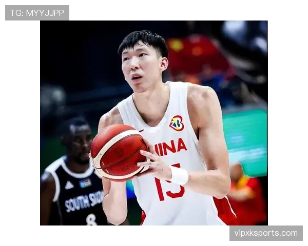 周琦，赛场上巨人，机场里像来走秀的网红